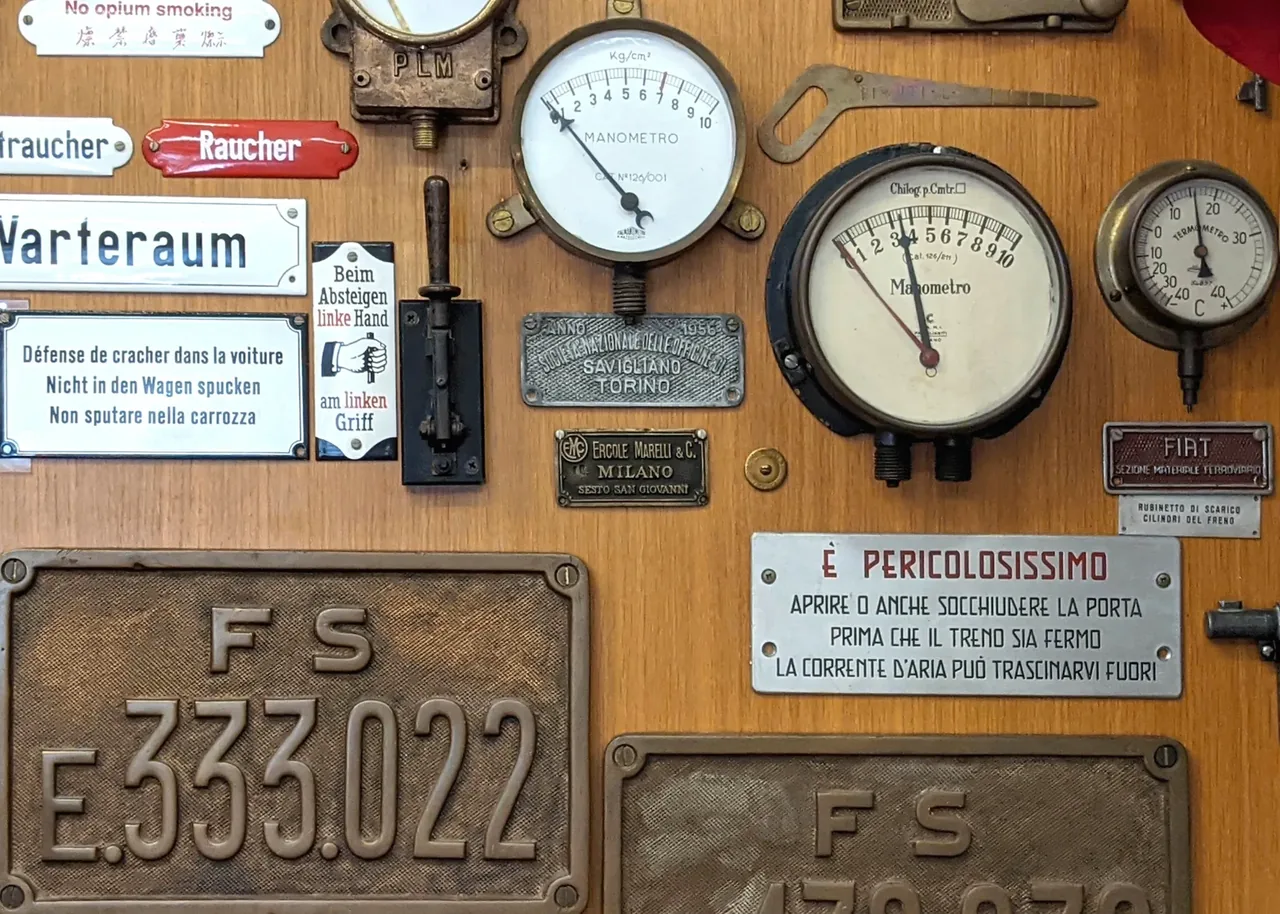 Targhe e strumenti ferroviari storici conservati nel negozio ISACCO i treni